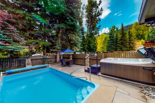 Main St. studio - pool & hot tub - walk to lifts, dog-friendly, third floor