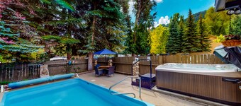 Main Street studio - pool & hot tub - walk to lifts, dog-friendly, ground-floor