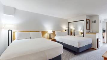 Tabla de planchar con plancha, internet y ropa de cama