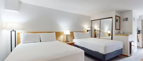 Tabla de planchar con plancha, internet y ropa de cama