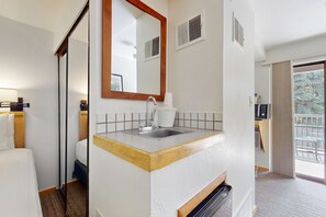 Iron/ironing board, Internet, bed sheets - Main St. studio - pool & hot tub - walk to lifts, dog-friendly, private balcony (Aspen)