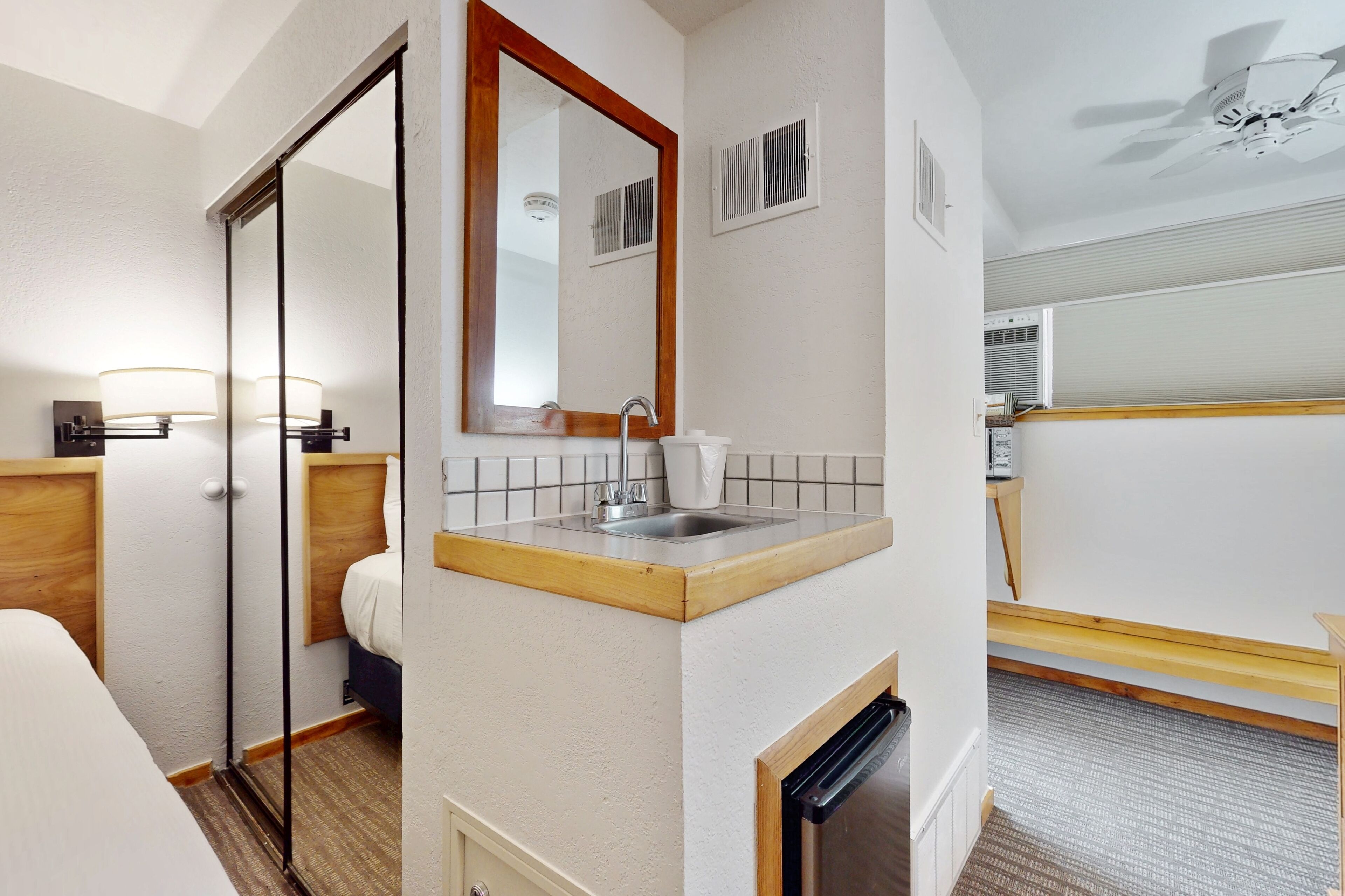 Iron/ironing board, internet, bed sheets