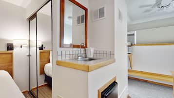 Iron/ironing board, internet, bed sheets