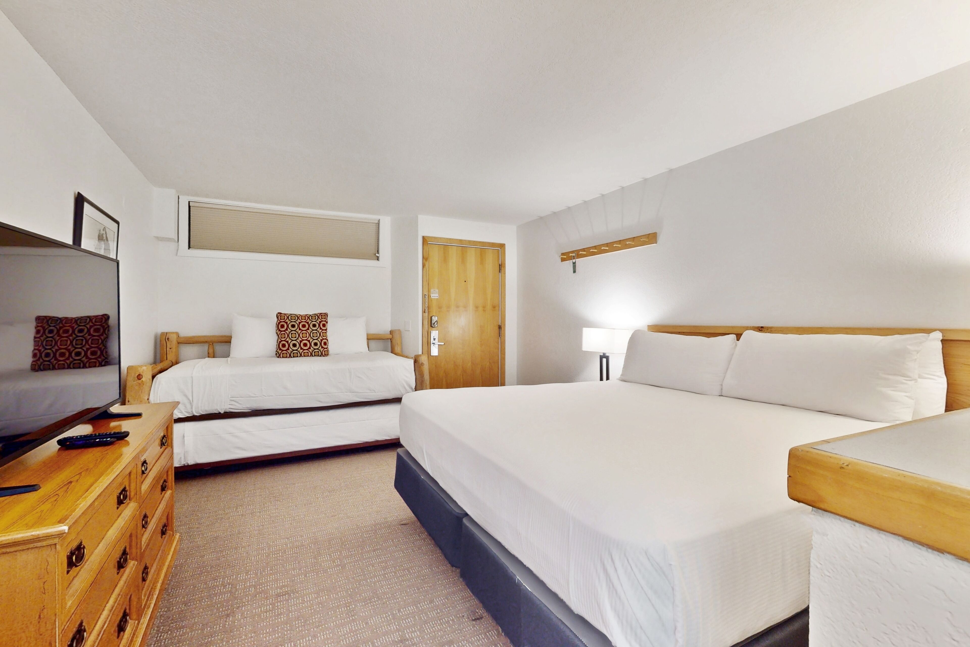 Iron/ironing board, internet, bed sheets