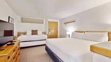 Een strijkplank/strijkijzer, internet, beddengoed