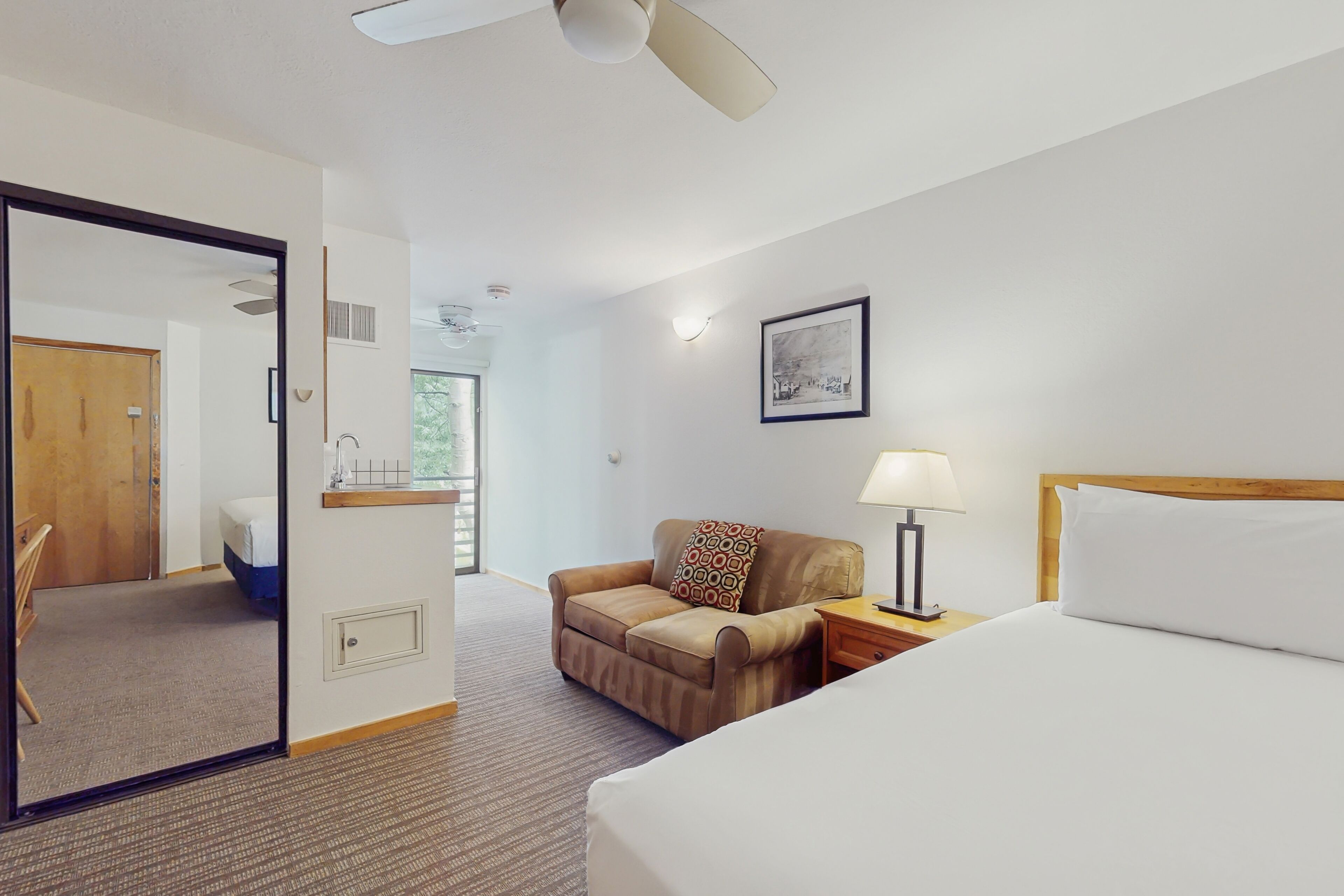 Strykejern/-brett, internettilgang og sengetøy