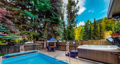 Main St. gem - pool & hot tub - walk to lifts, dog-friendly, third floor