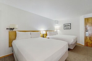 Een strijkplank/strijkijzer, internet, beddengoed