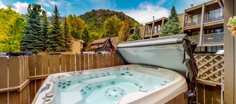 Main St. room - pool & hot tub - walk to lifts, dog-friendly, balcony