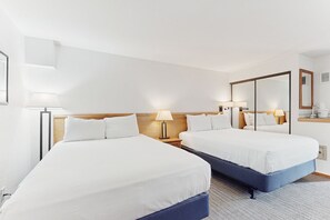 Tabla de planchar con plancha, internet y ropa de cama 