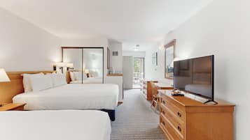 Tabla de planchar con plancha, internet y ropa de cama