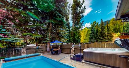 Main Street room - pool & hot tub - walk to lifts, dog-friendly, garden-level