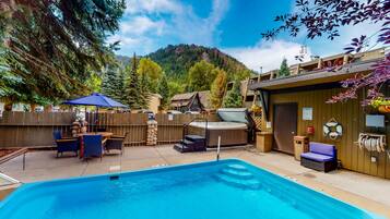 Lämmitetty uima-allas