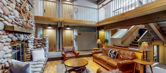Main St. studio - pool & hot tub - walk to lifts, dog-friendly, balcony