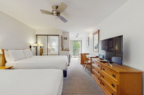 Main Street gem - pool & hot tub - walk to lifts, dog-friendly, balcony