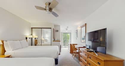 Main Street gem - pool & hot tub - walk to lifts, dog-friendly, balcony