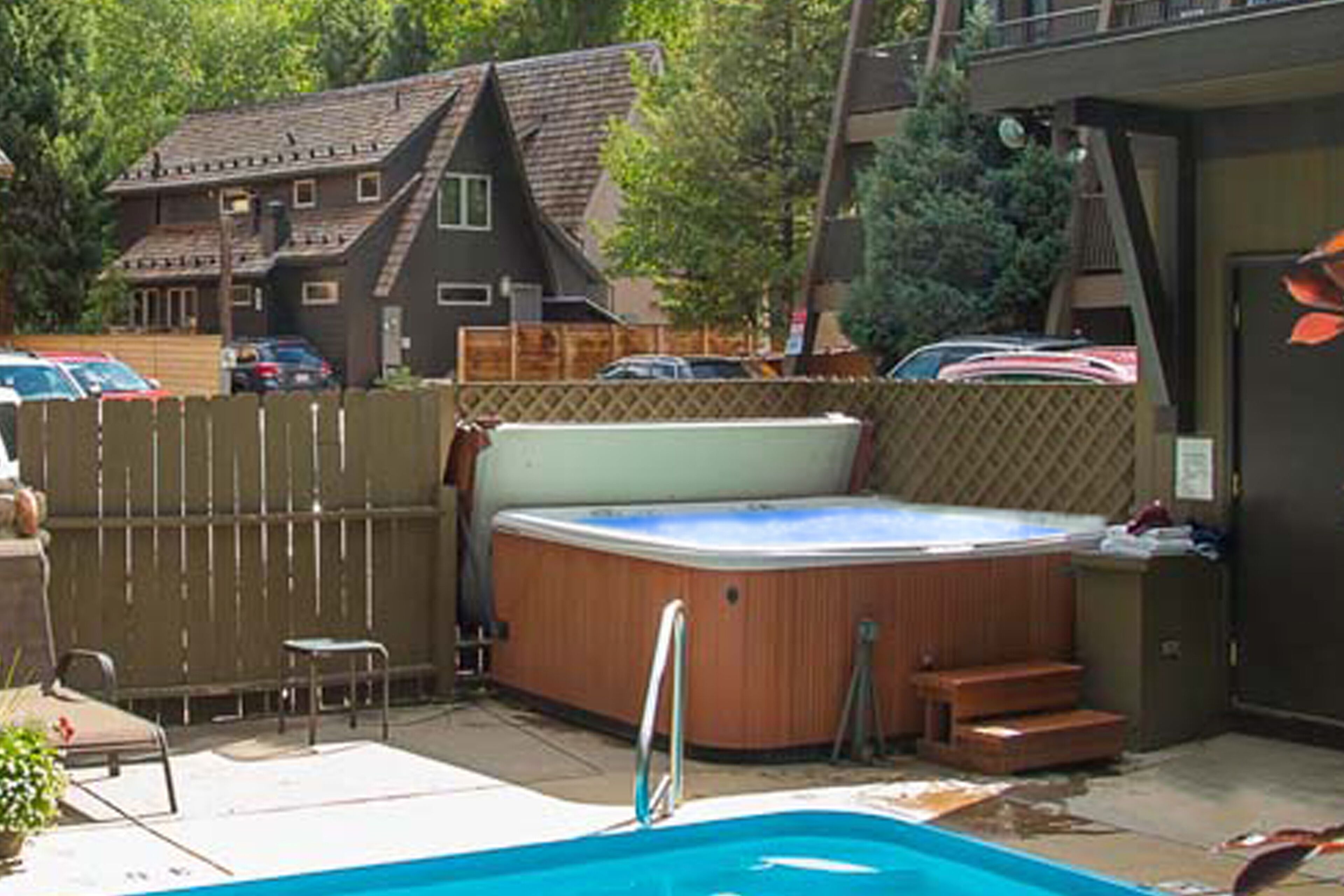 Una piscina al aire libre, una piscina climatizada