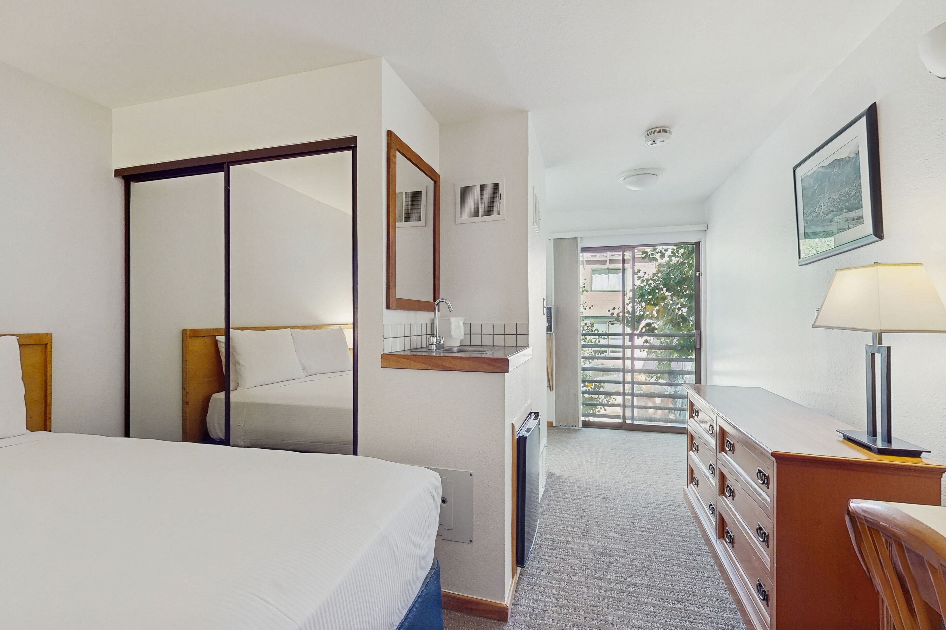 Iron/ironing board, internet, bed sheets