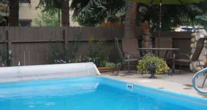 Main Street studio - pool & hot tub - walk to lifts, dog-friendly, third floor