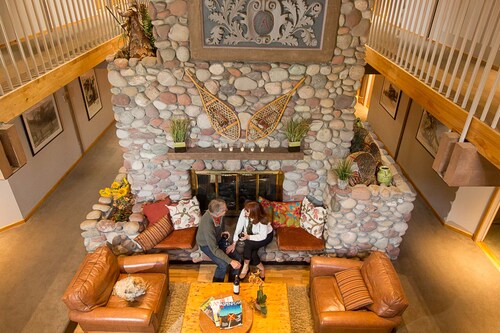 Main Street studio - pool & hot tub - walk to lifts, dog-friendly, third floor