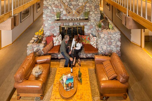 Main Street stay - pool & hot tub - walk to lifts, dog-friendly, balcony