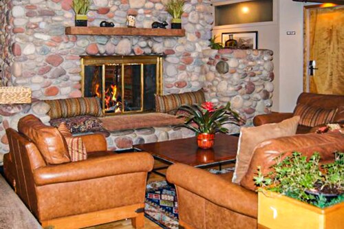 Main Street gem - pool & hot tub - walk to lifts, dog-friendly, third floor