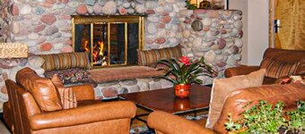 Main Street gem - pool & hot tub - walk to lifts, dog-friendly, third floor