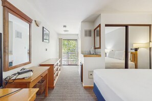 Tabla de planchar con plancha, internet y ropa de cama