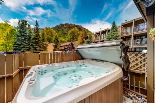 Main Street studio - pool & hot tub - walk to lifts, dog-friendly, balcony