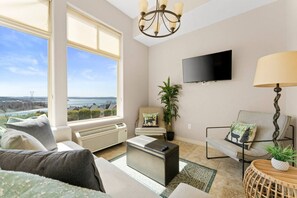 Televisor intel·ligent, llar de foc i llibres 