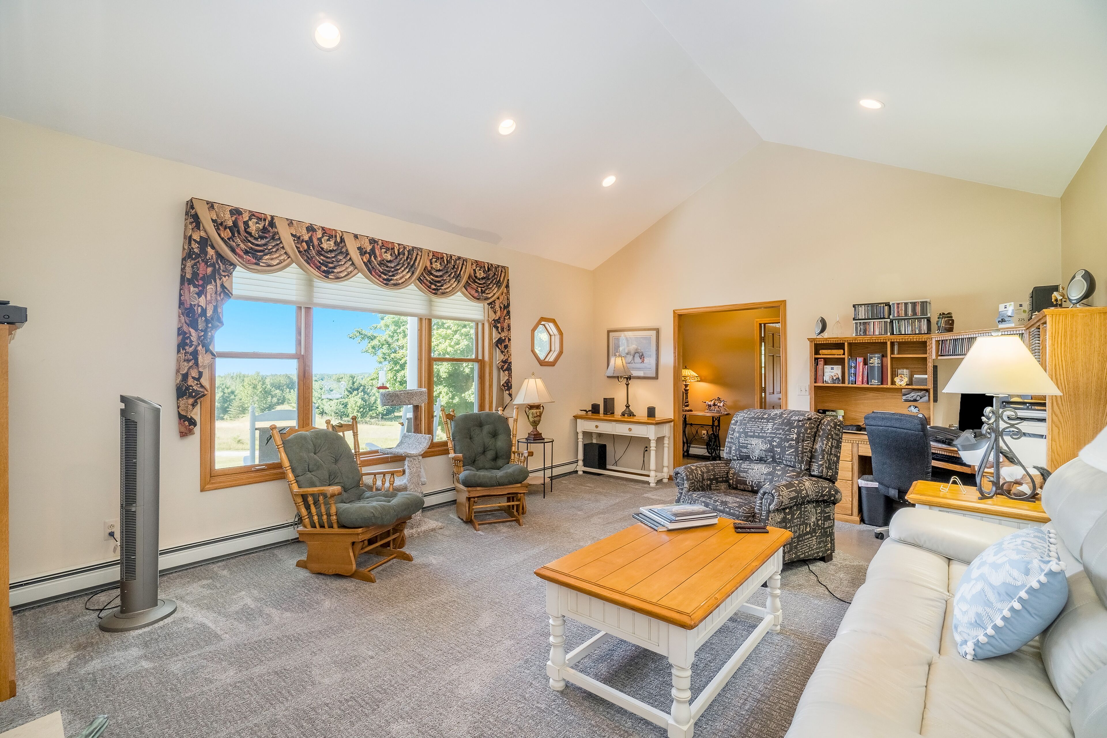 Télévision, cheminée, livres