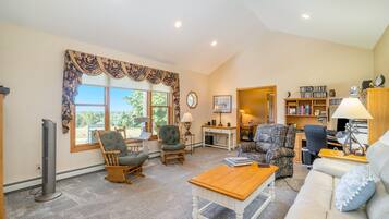 Télévision, cheminée, livres