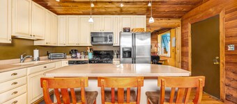 Peaceful dog-friendly cabin with hot tub, woodstove, W/D & WiFi - mountain views
