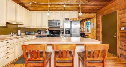 Peaceful dog-friendly cabin with hot tub, woodstove, W/D & WiFi - mountain views
