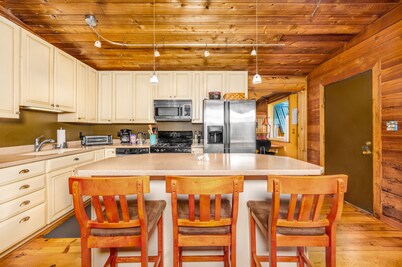 Peaceful dog-friendly cabin with hot tub, woodstove, W/D & WiFi - mountain views