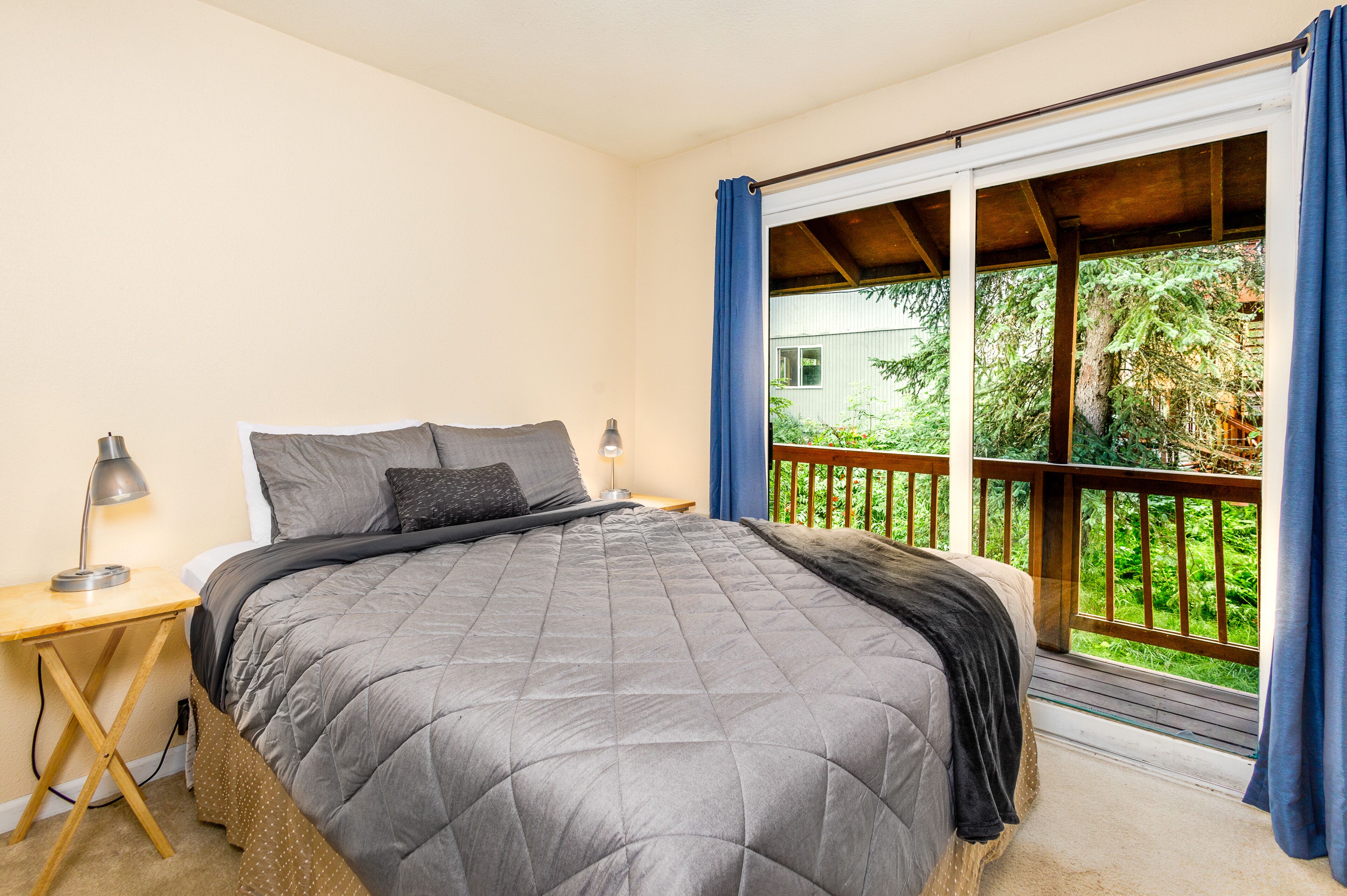 2 bedrooms, desk, internet, bed sheets