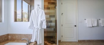LA Dream Gem! Beautiful home with Spa and EV charger for Tesla