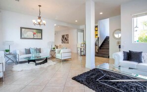 TV connectée, cheminée, chaîne hi-fi