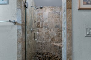 Een douche, handdoeken