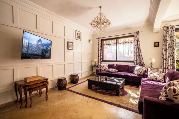 Smart TV, fireplace