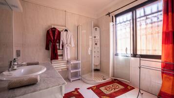 Combined shower/tub