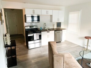 Frigorifero, microonde, piano cottura, lavastoviglie