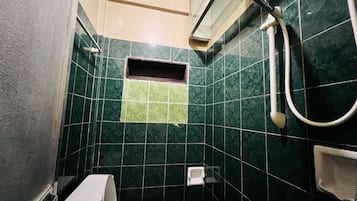 Combined shower/tub, rainfall showerhead, free toiletries, soap