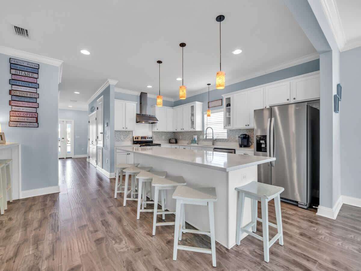 冷蔵庫、電子レンジ、オーブン、コンロ