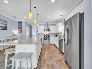 Kjøleskap, mikrobølgeovn, ovn og kokeplater