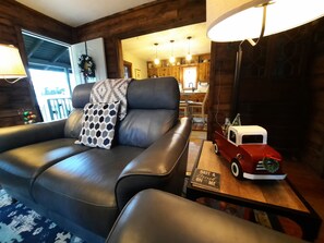 Smart TV, fireplace, books - Dog friendly fenced yard in LLH- near winter fun (Newland)