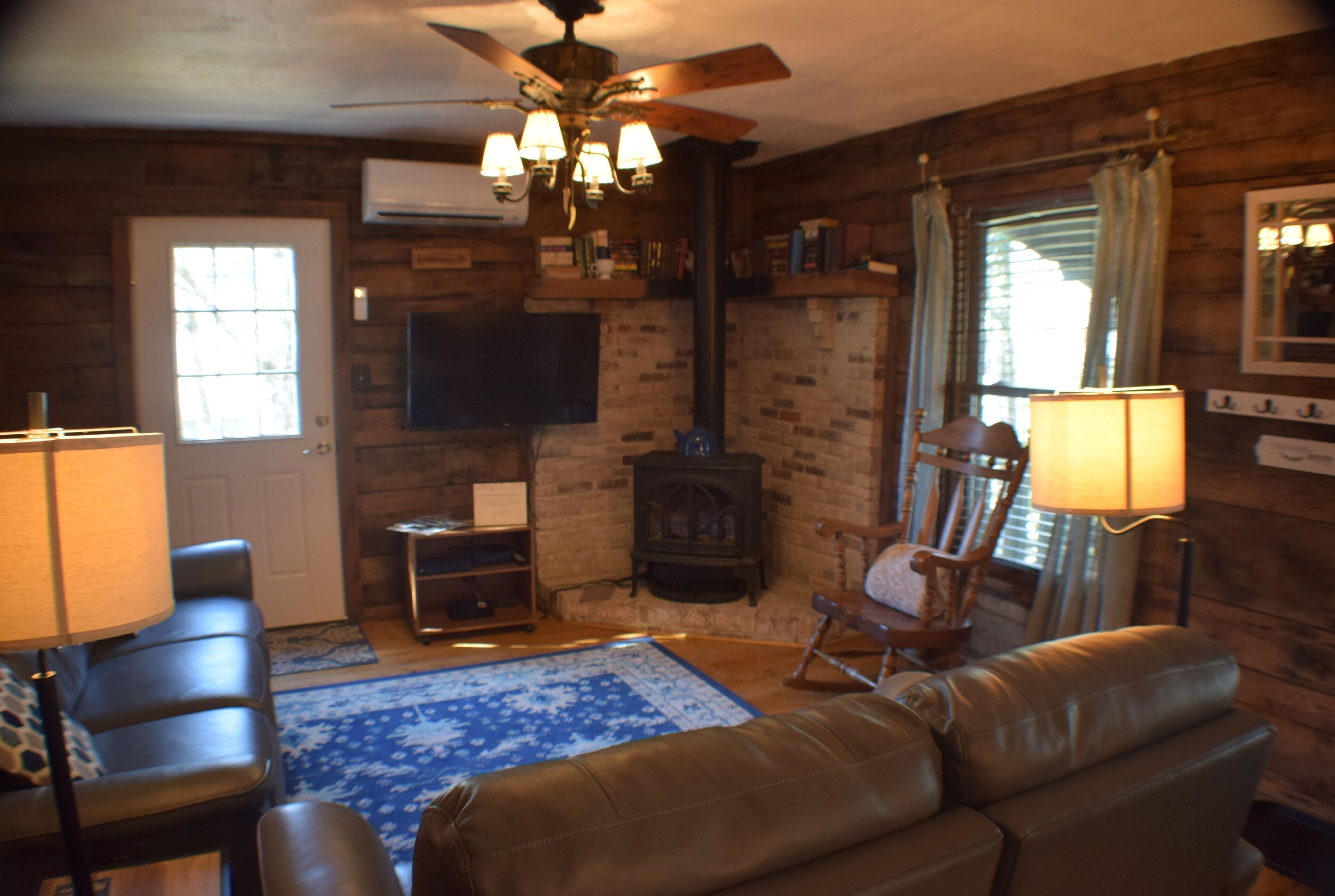 Älytelevisio, takka, kirjoja