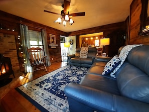 Smart TV, fireplace, books - Dog friendly fenced yard in LLH- near winter fun (Newland)