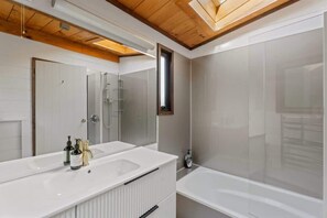 Shower, hair dryer, towels, shampoo