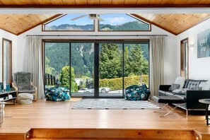 Télévision, cheminée, espaces bureaux